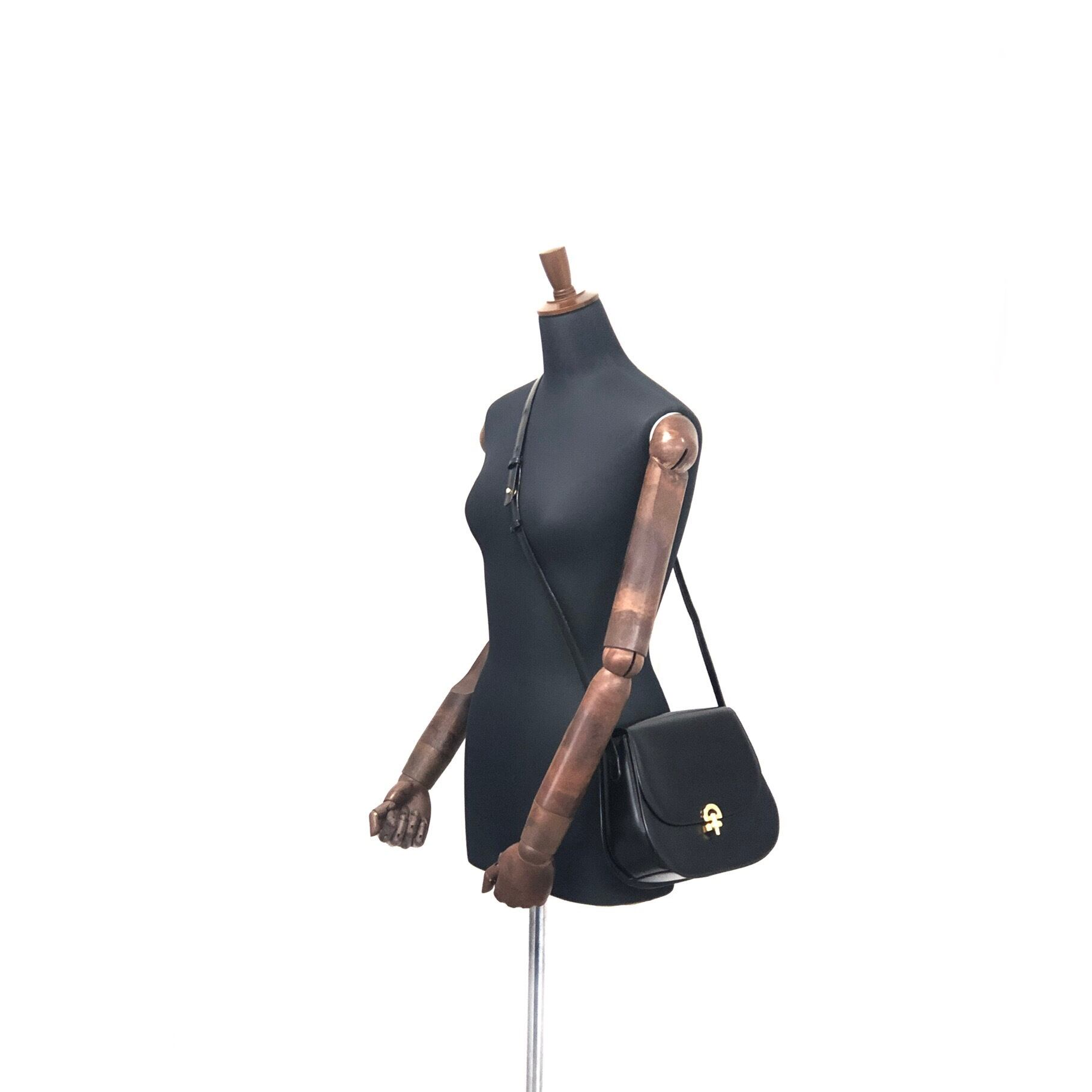 【シンプルなデザイン♪】CELINE ロックバッグ CELINE セリーヌ フロントロック ロゴ レザー クロスボディ