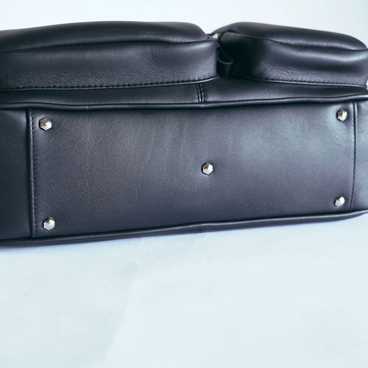 【本革】ワンハンドル ボストンバッグ|de’syu|端正なフォルム&カーフレザー|ミニマルで印象的・画像5