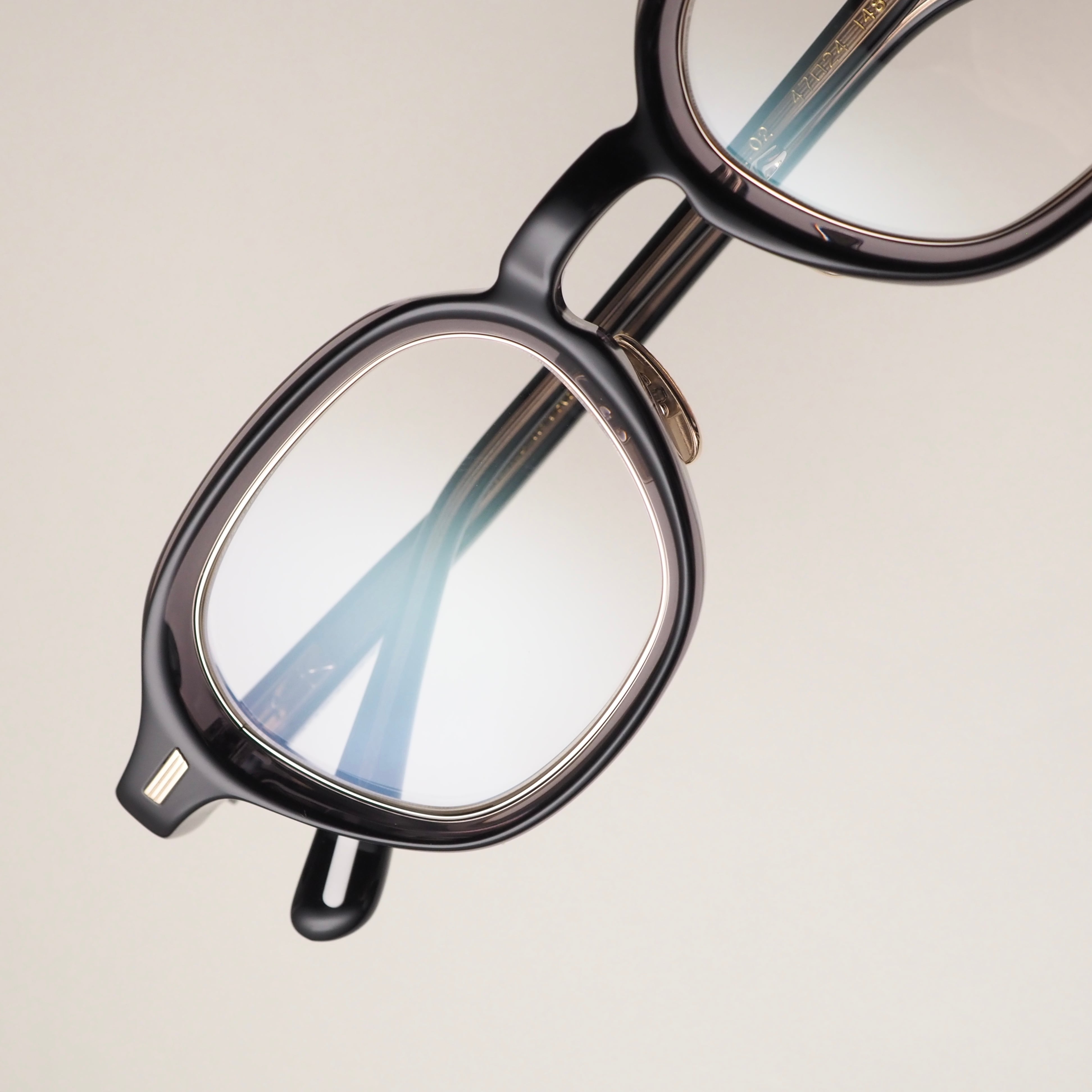 【美品】YUICHI TOYAMA:5 BEACON col.01 ✔️NEW ITEMS 【YUICHI TOYAMA:5】 MODEL: BEACON COL: (右から時計