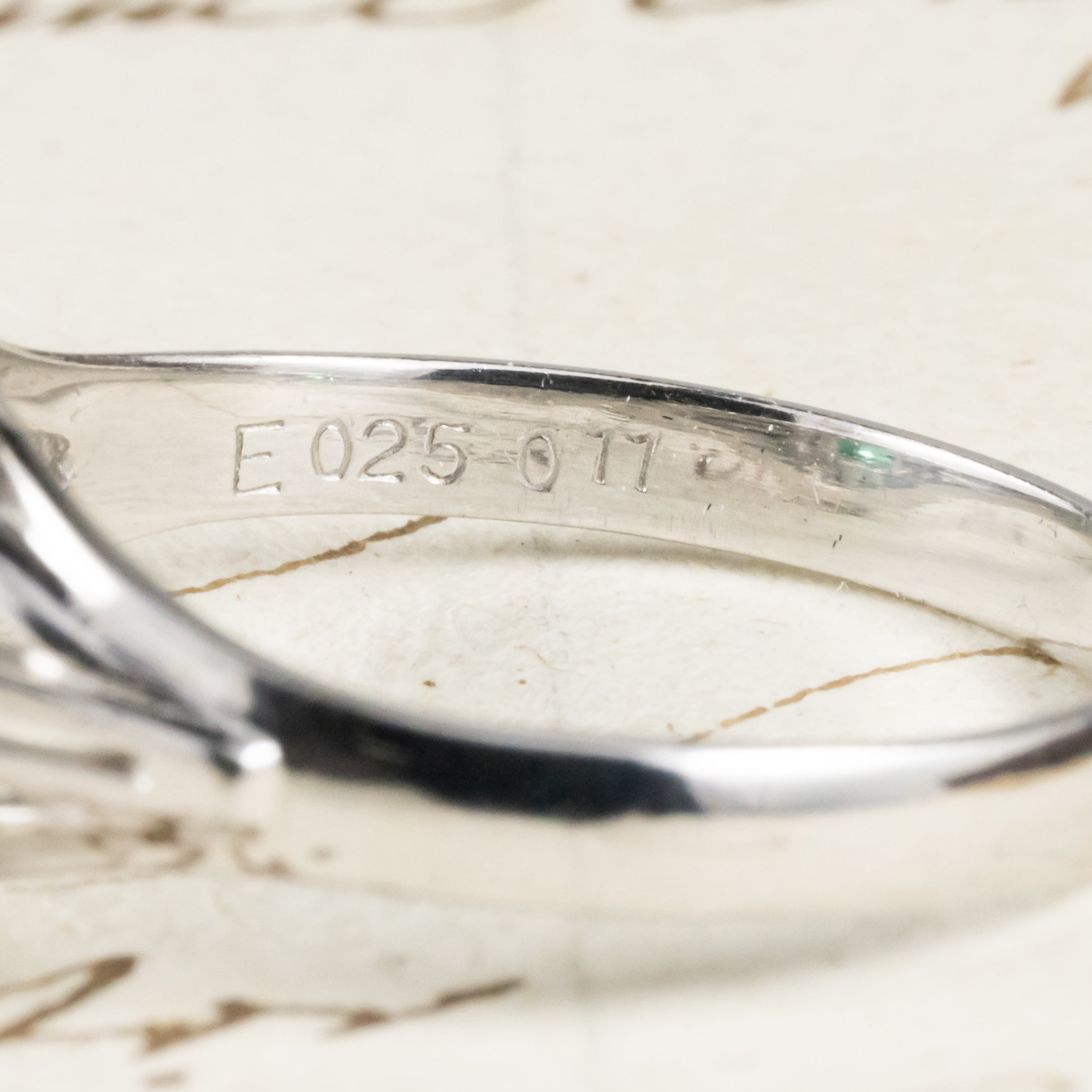 日本の作品】昭和レトロ デザイン リング Pt200 エメラルド 0.25ct