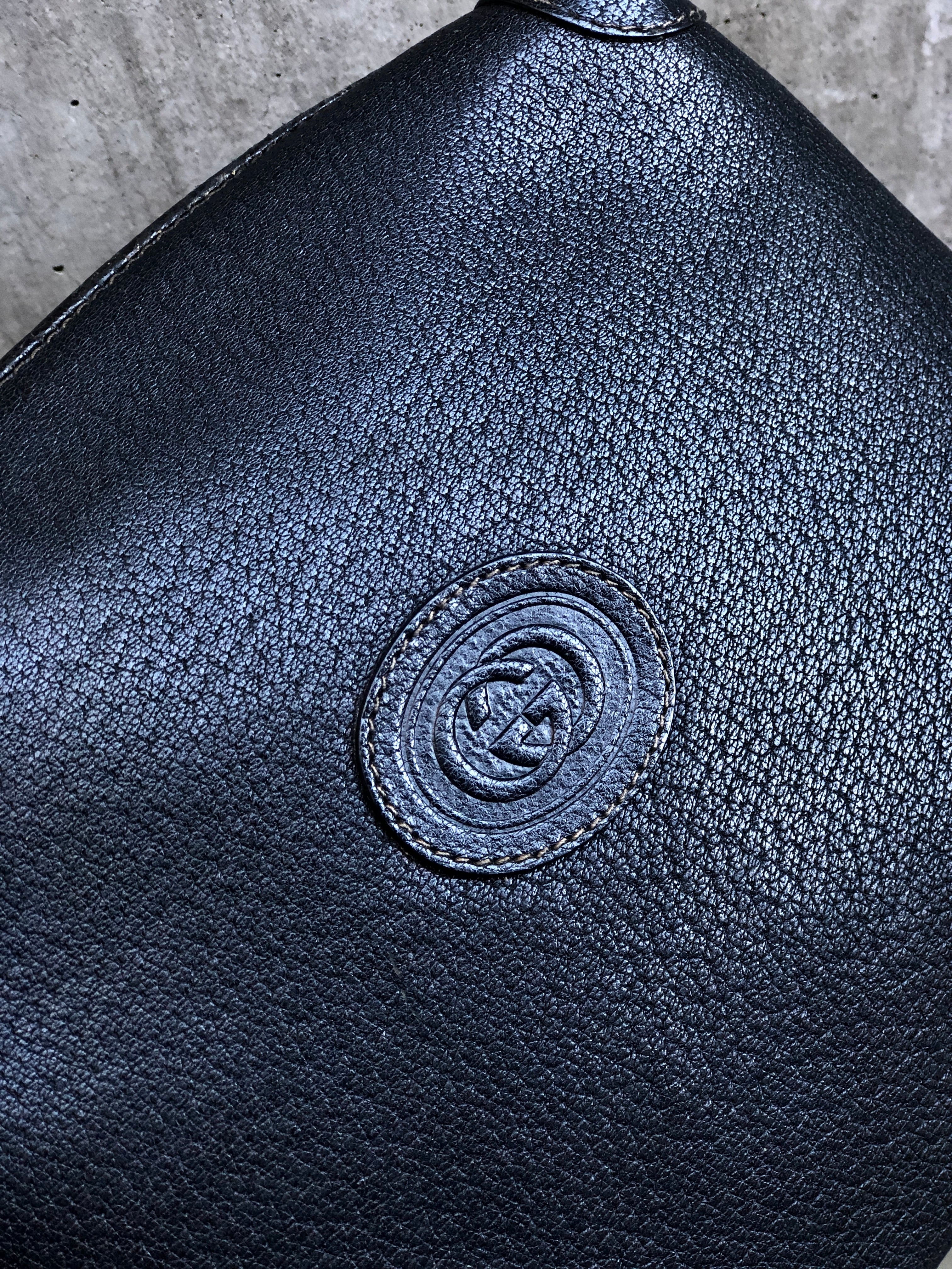 【美品】グッチ ボディバッグ ショルダー GG柄 ロゴ型押し ブラック GUCCI グッチ ロゴ型押し エンボスレザー ボックス ミニバッグ