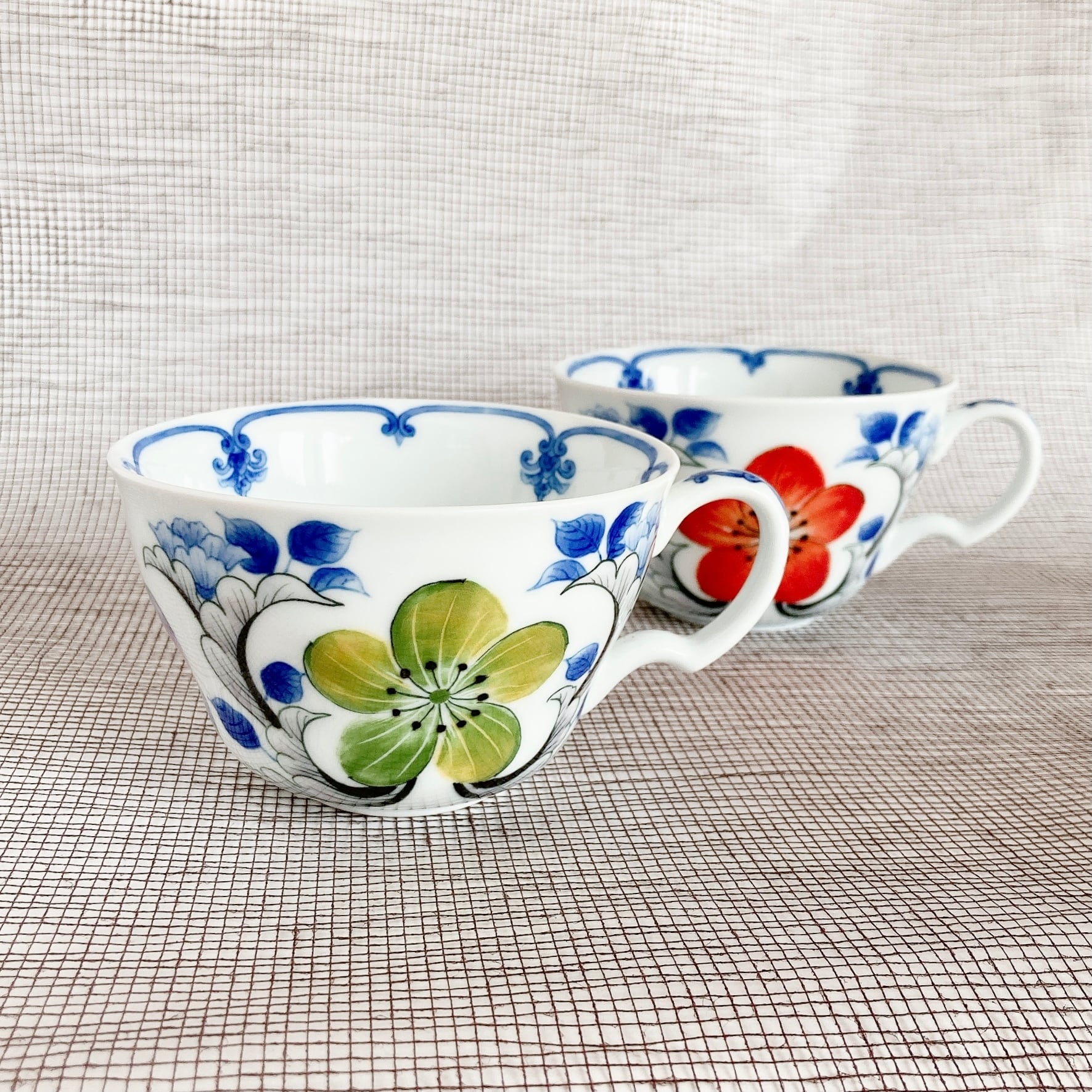 有田焼 釉下彩 唐花唐草文様カップ 緑 | aritayaki 釉花彩