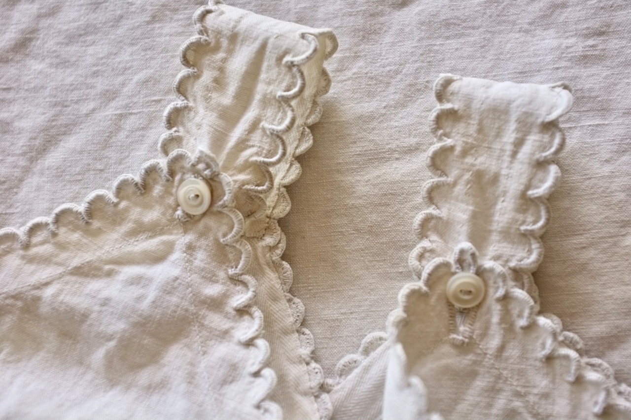 ラスト 1900s フランス 貝の行進と植物的カメオのあるモノグラムワンピース アンティーク