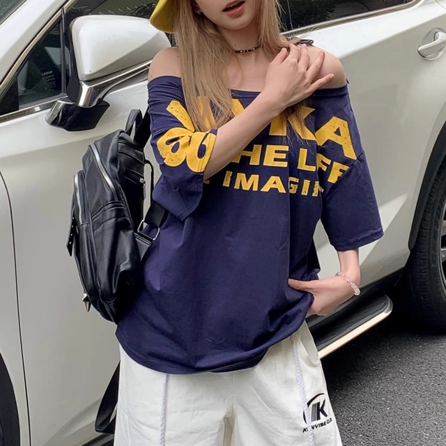 アシンメトリーネックレタードプリントルーズTシャツ 2col   R01943