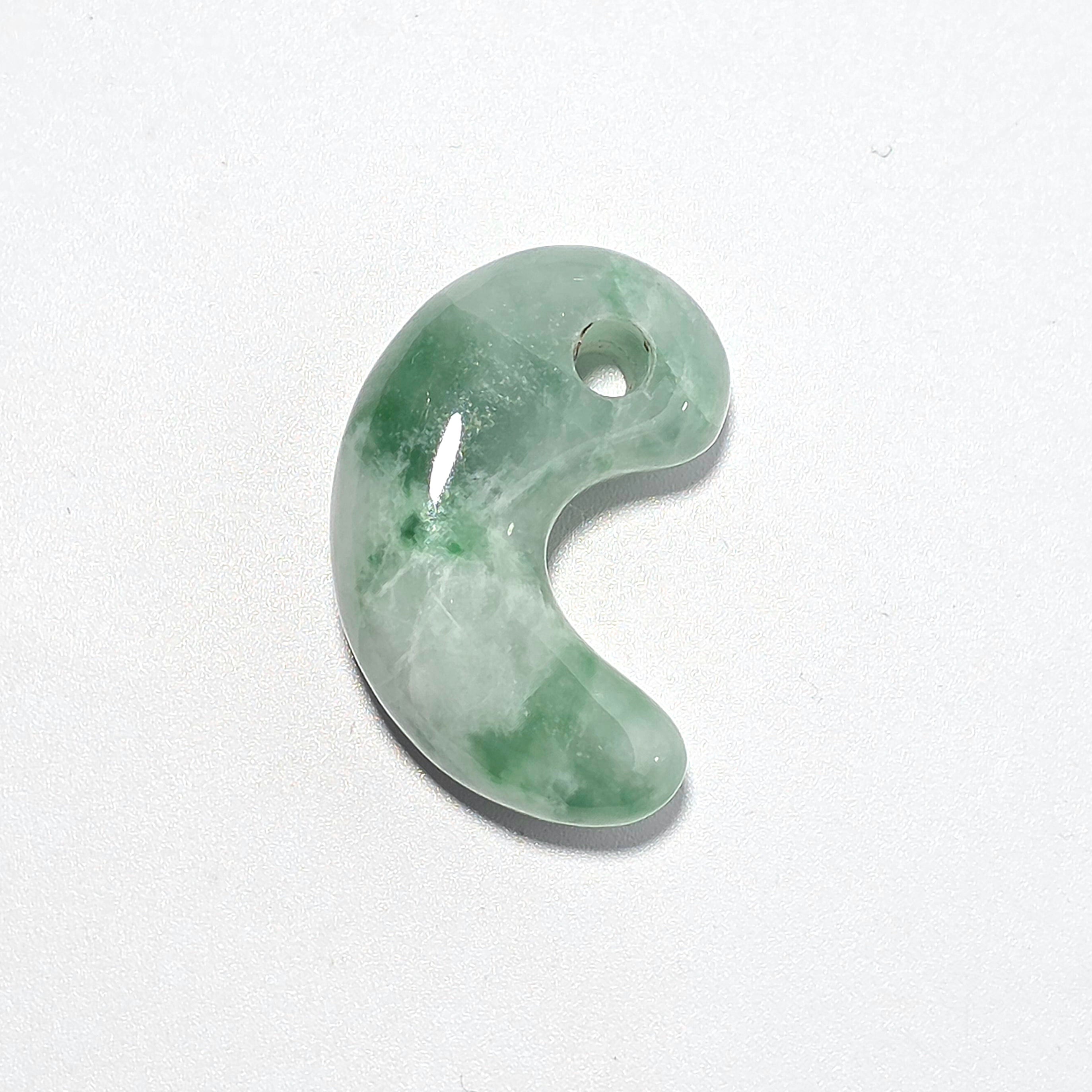 糸魚川翡翠:八尺瓊勾玉:中 BMTY0003 | 糸魚川翡翠工芸家 赤羽可行BASE