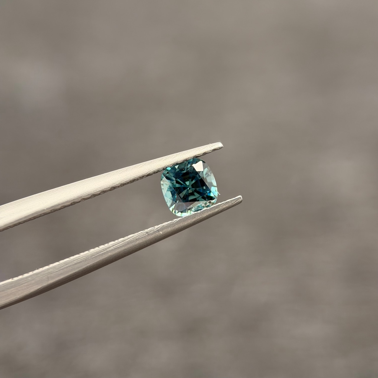 カラーチェンジジルコン 4.6x4.5mm, 0.64ct, ミャンマー産