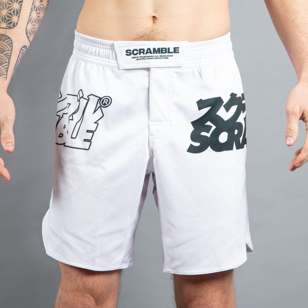 SCRAMBLE CORE SHORTS – ホワイト｜ファイトショーツ | ブラジリアン
