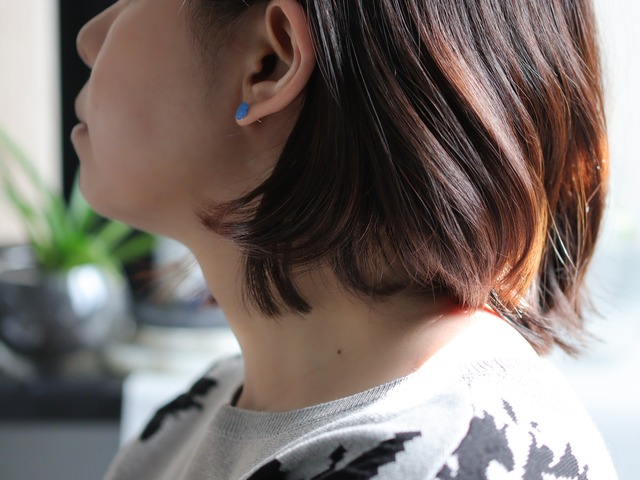 そっと花咲くブルーアゲート/スタッドピアス/14kgf/一点もの/天然石ピアス/小ぶり/シンプル/青