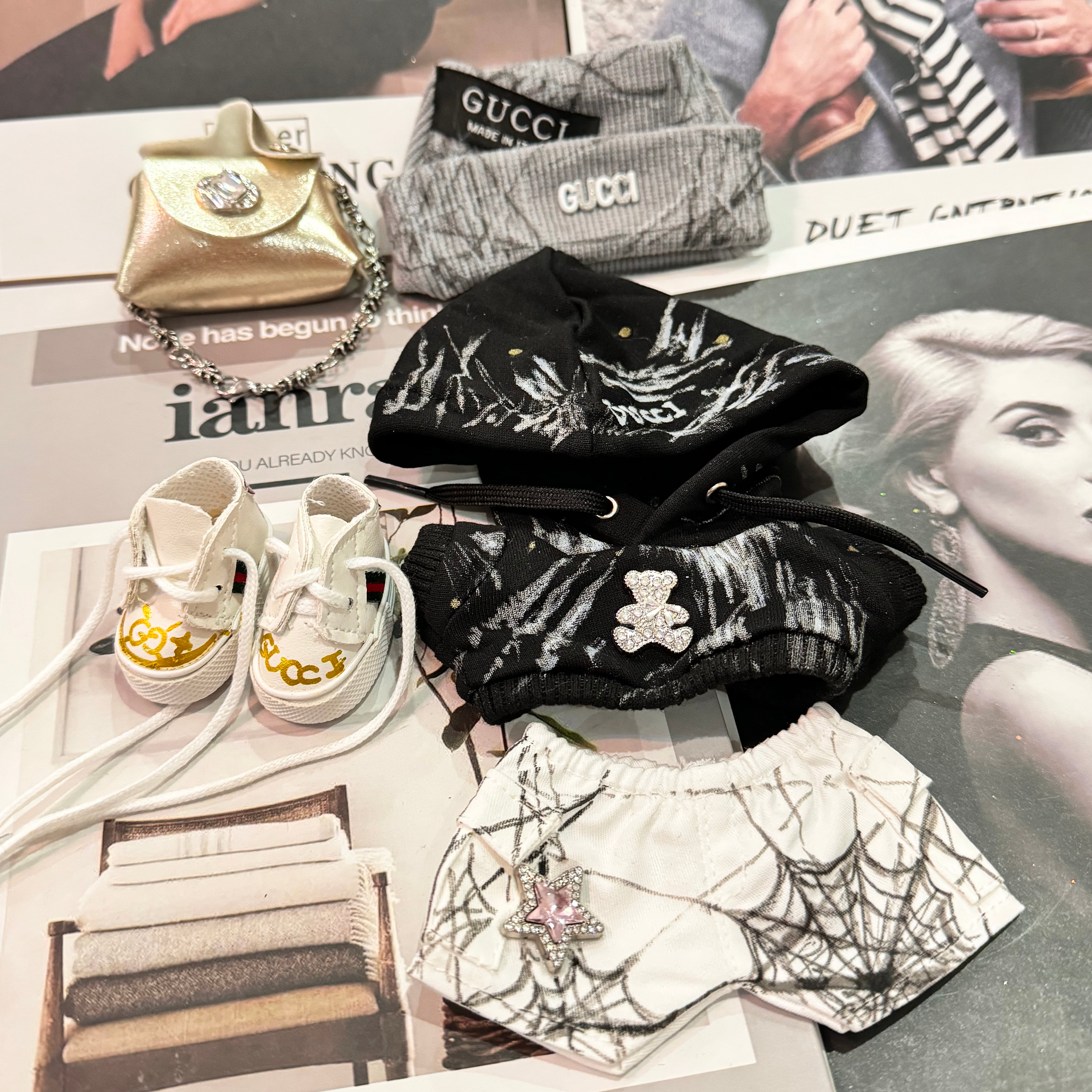 おしゃれ感満載!甘辛ミックス フルコーデ 17cm labubu ラブブ専用 手描きスパイダーウェブ柄スウェットセット ゴールドバッグ付き 個性派 クール