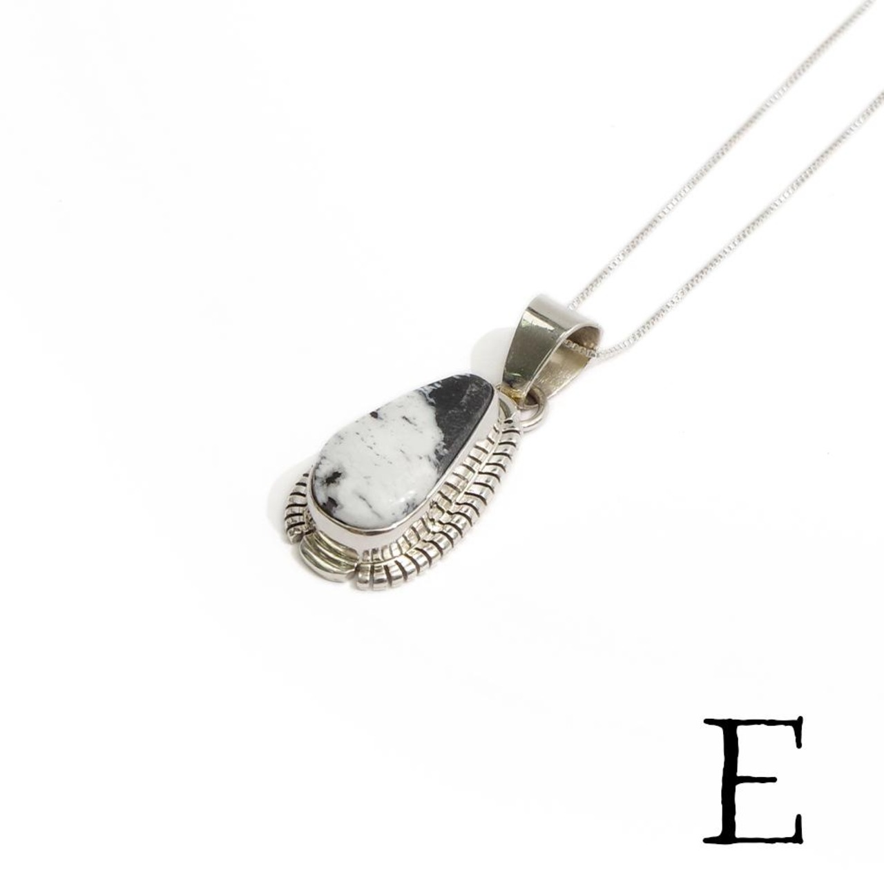 【INDIAN JEWELRY インディアンジュエリー】Navajo WHITE BUFFALO pendant Nila Johnson ナバホ ホワイトバッファローペンダント ニラ・ジョンソン作