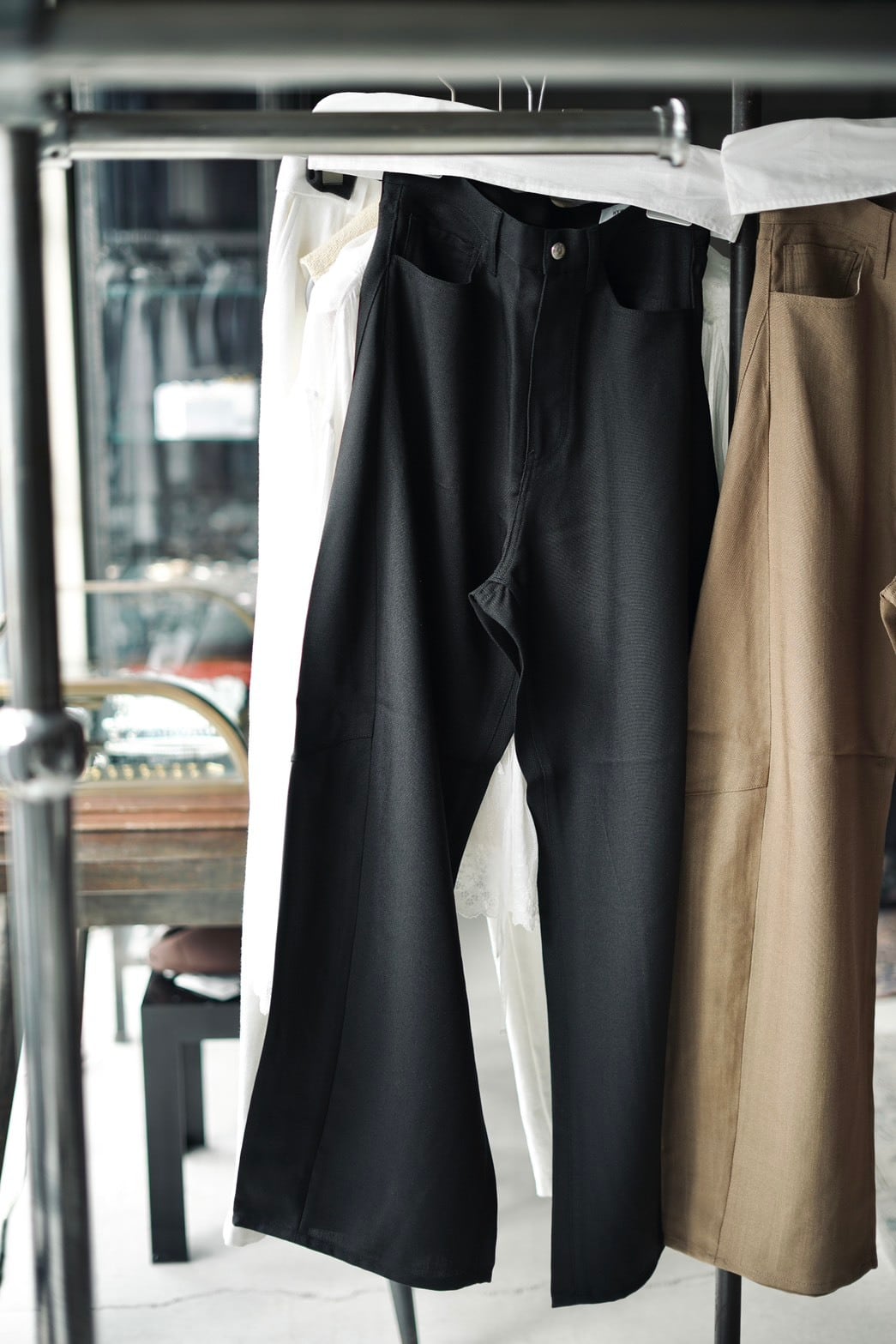 HYKE / OXFORD BARREL-LEG JEANS ( BLACK , BEIGE ) | JUQUI Online