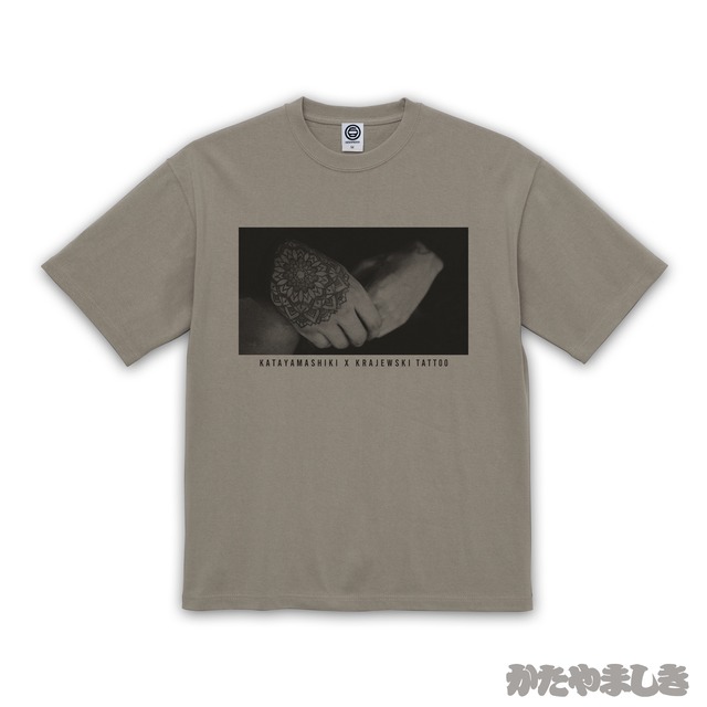 かたやましき x KRAJEWSKI TATTOO Mandala Photo T-shirts(Khaki) | KATAYAMASHIKI