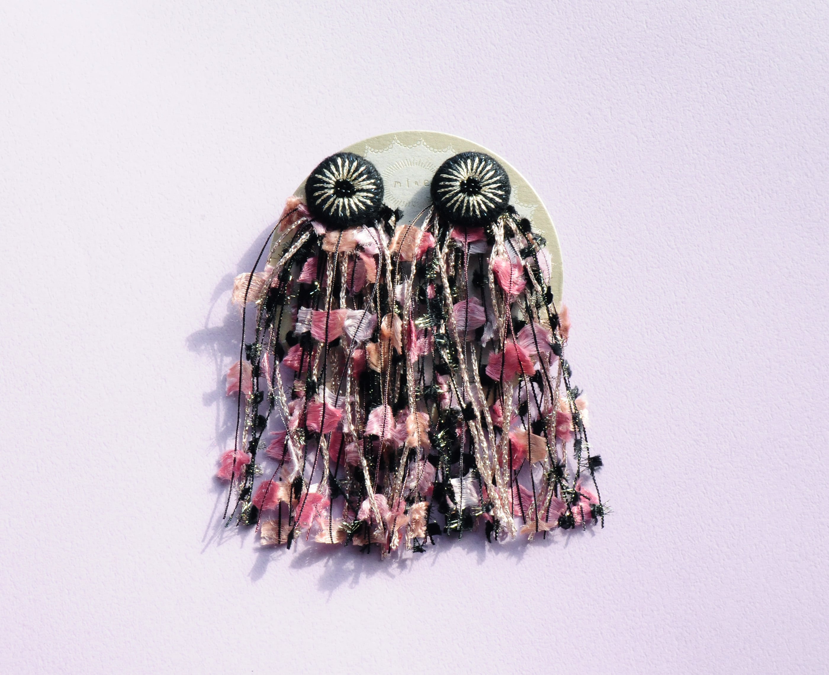 ＜Stella～願い事の星～＞『 刺繍フリンジイヤリング/Black×Pink 』