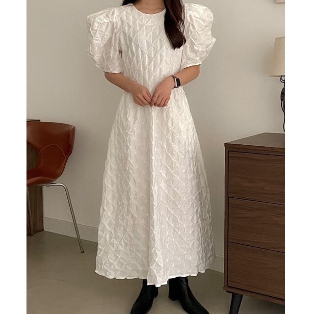 【予約販売】ワンピース レディース ロングワンピース ブラック ホワイト エンボス生地 ボリューム袖 ドレス きれいめ ワンピ 大人可愛い エレガント おしゃれ こなれ感 韓国 春 夏 トレンド フリー