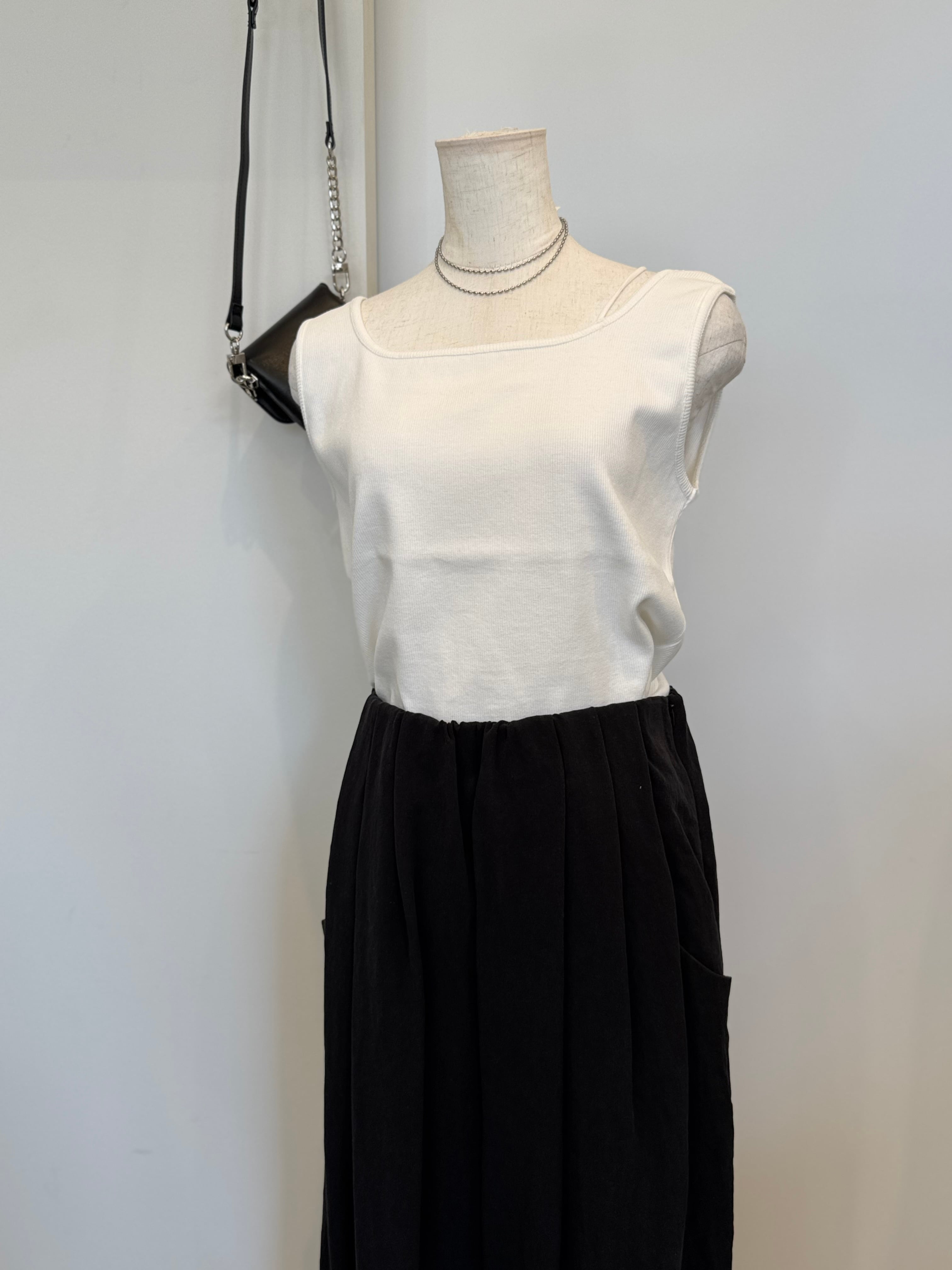 【CHIGNON】フロントタックカーヴィーパンツ　3261-026MK