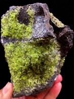 1) アリゾナ州産ペリドット(母岩付)大型