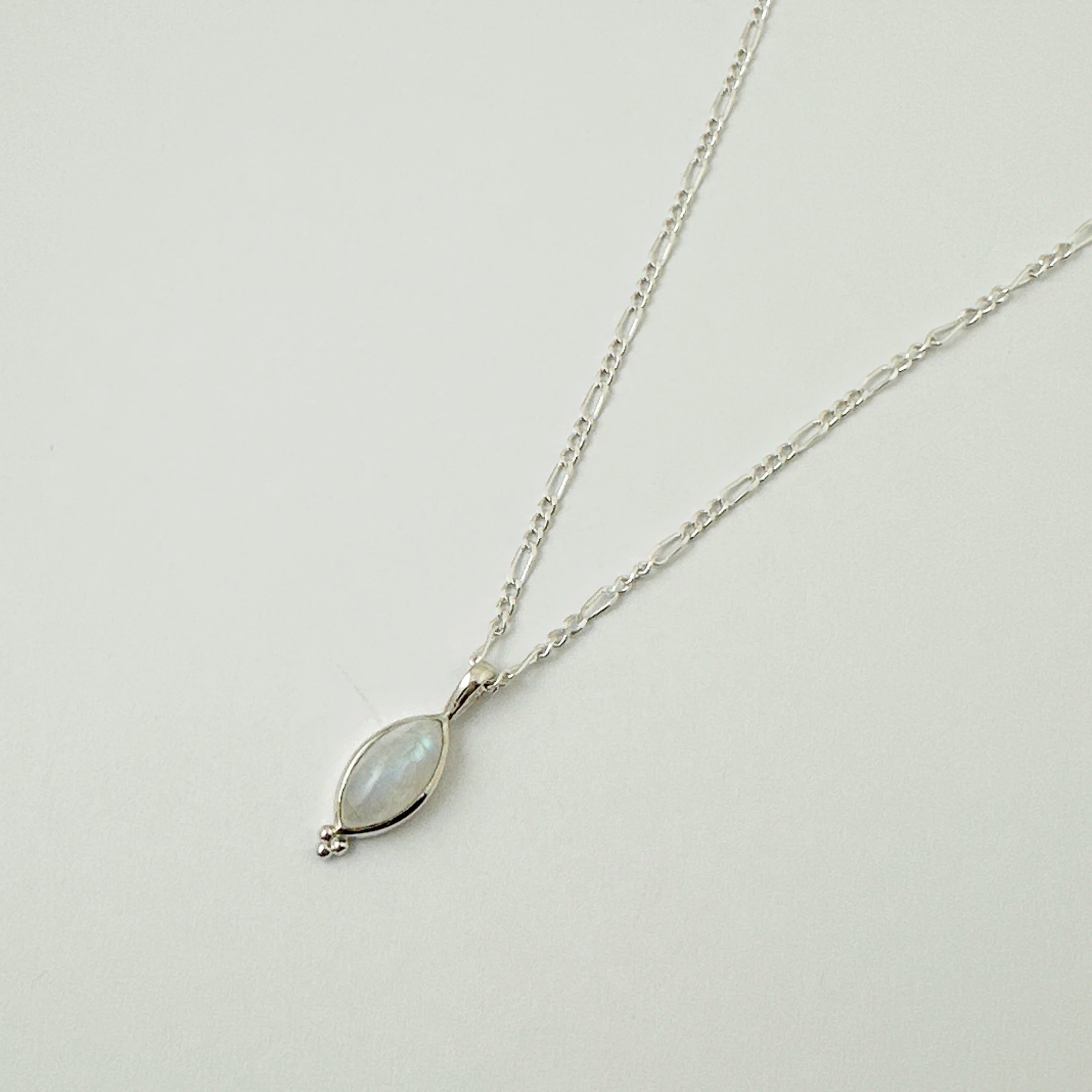 レインボームーンストーン マーキス型3Dots  ペンダント withフィガロチェーン(チェーンオプション)