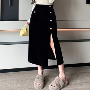 【送料無料】 ロングスカート フレア Aライン ファスナー ボタン ハイウエスト 厚手 ベロア かわいい 大人可愛い きれいめ カジュアル 大人 上品 おしゃれ お洒落 こなれ感 コンサバ系 抜け感 モード系 エレガント レディライク 無地 冬 20代 30代 40代 レディース 女性用 スリット デート お出かけ お呼ばれ 休日 アウトドア お茶会 女子会 授業参観 誕生日会 結婚式 二次会 パーティー 着回し 普段使い ファッション コーデ スタイル 楽ちん 美脚 脚長 プチプラ 着痩せ 垢抜け