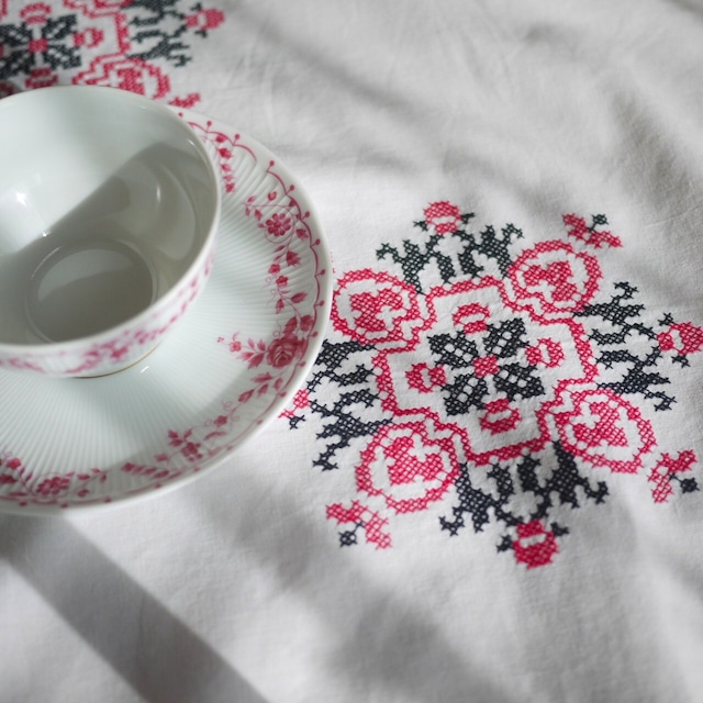 赤と黒クロスステッチ テーブルクロス ウクライナ