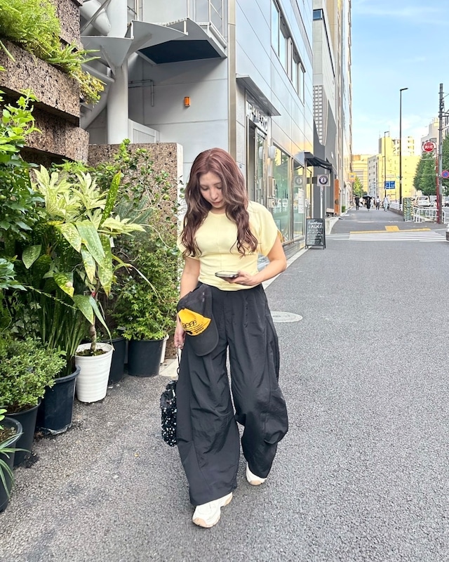 ナイロンタックバレルパンツ／ブラック