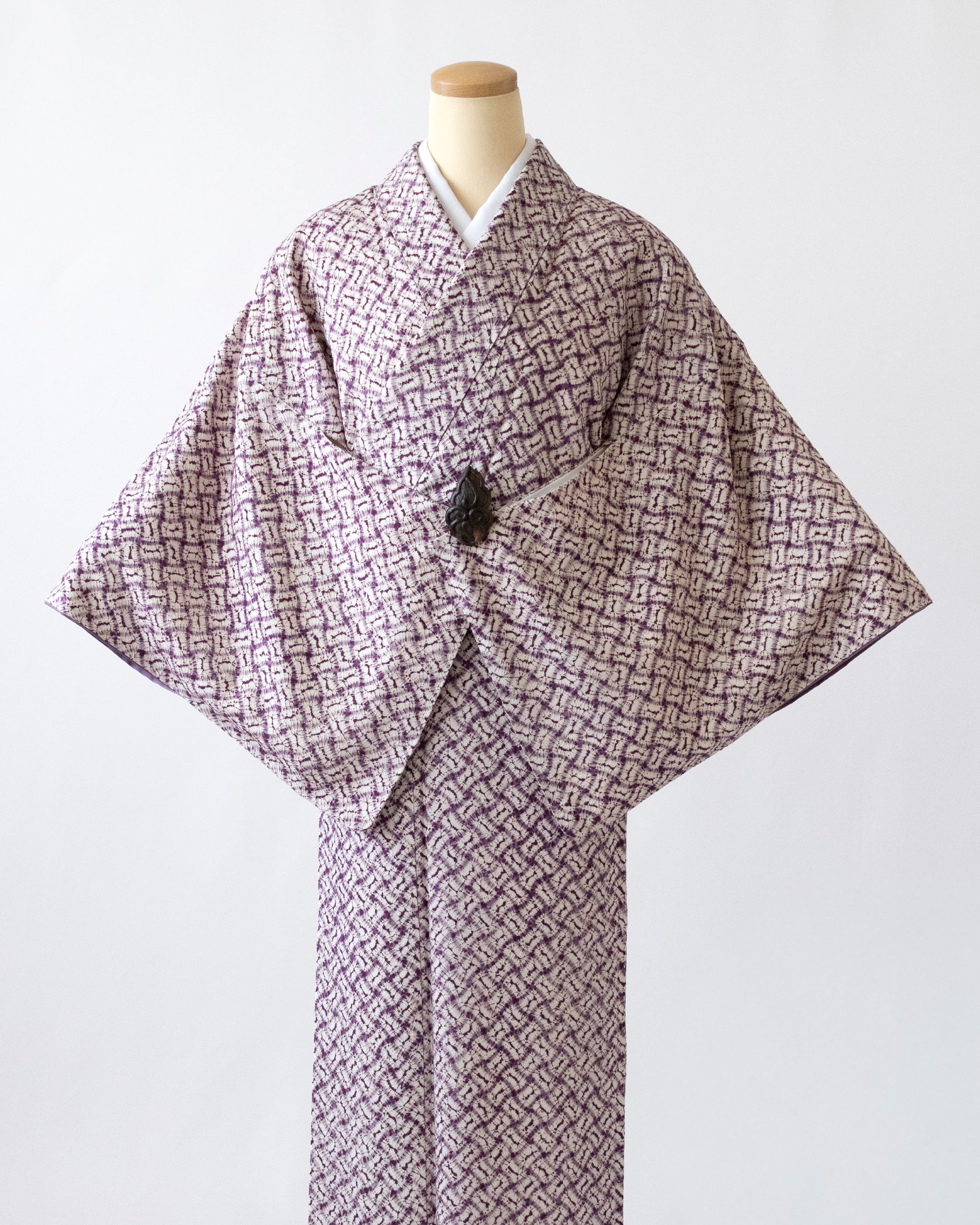 南部紫根染 分胴繋ぎの模様 紬地 絞り染め 袷着物 【未使用品