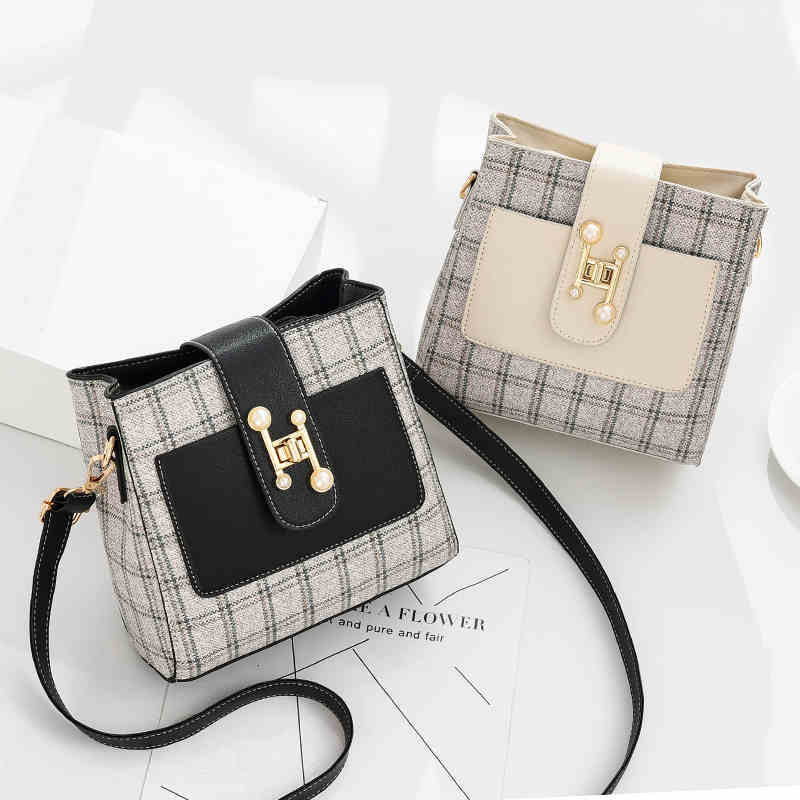 バッグ レディース ショルダーバッグ 斜めがけバッグ ミニバッグ 便利 斜めがけ 斜め掛け コンパクト 自立 マチ広 仕切り スクエア型 四角 ファスナー サイドポケット かわいい 大人可愛い きれいめ カジュアル 清楚 おしゃれ こなれ感 ラフ ラブリー キュート ガーリー 抜け感 チェック柄 格子柄 OL 通勤 学生 通学 デート お出かけ 女子会 休日 リゾート 旅行 送料無料 公園デビュー 小さめ 小さい ミニ ミニサイズ ベージュ オフホワイト ブラック グレージュ レッド オールシーズン
