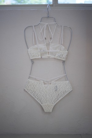 Center Strap Bandeau Bralette / WHITE