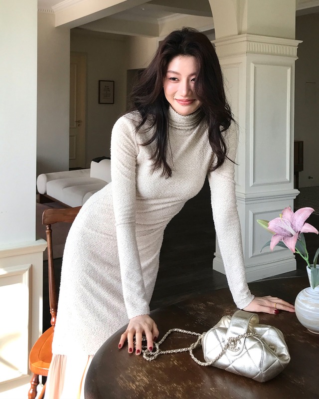 ハイネックニットギャザーヘムワンピース　A25324