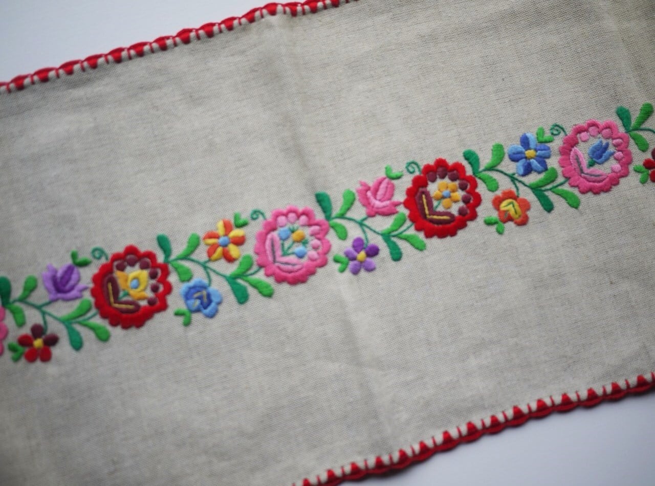 ハンガリー テーブルランナー カロチャ刺繍