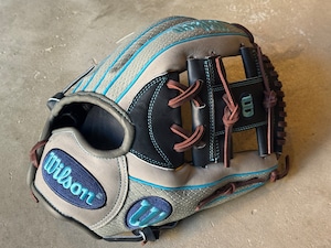 2026年限定モデル The Wannabe Hero 1723型【Wilson】軟式用グラブ ［Wilson直伝型付け］ネイビー×グレーSSS