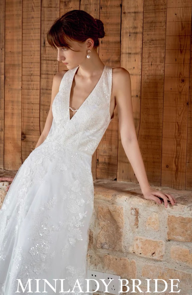 深めのVネック　総レース　ウェディングドレス
