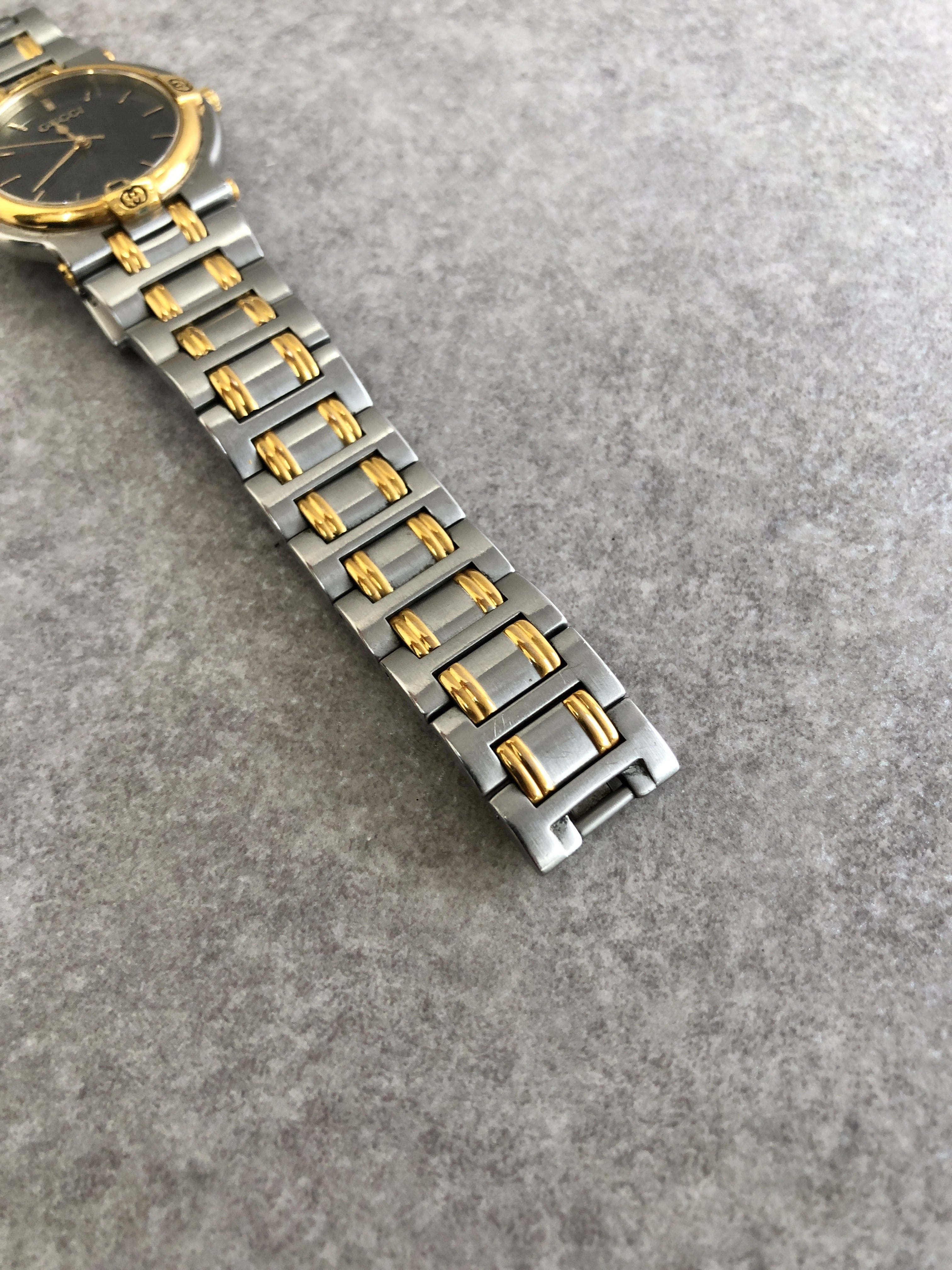 GUCCI メタル小物入れ シルバー・ゴールド ビンテージ GUCCI グッチ 腕時計 シルバー×ゴールド ロゴ ステンレススチール