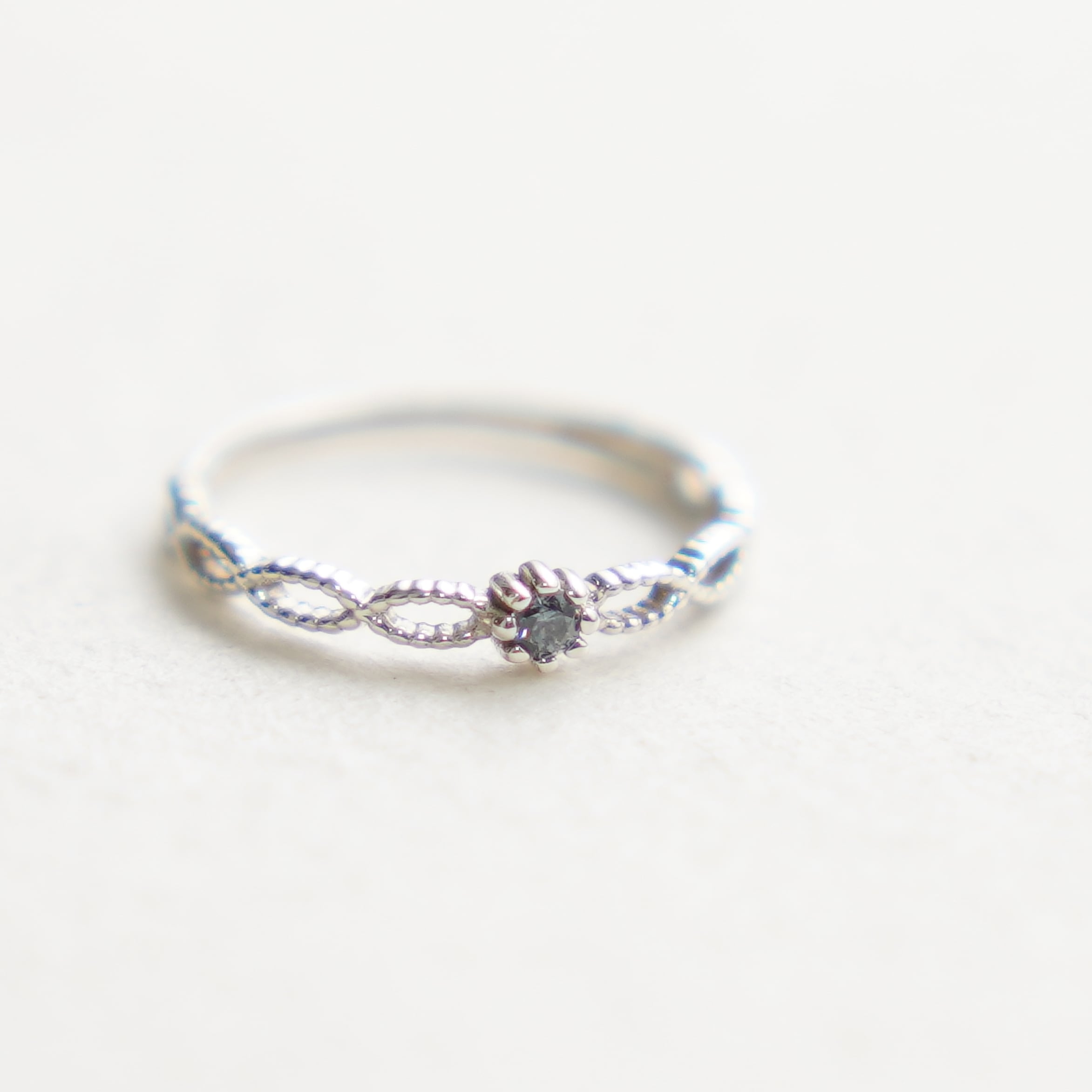 11月誕生石】小粒ミスティックトパーズのミル打ちピンキーリング