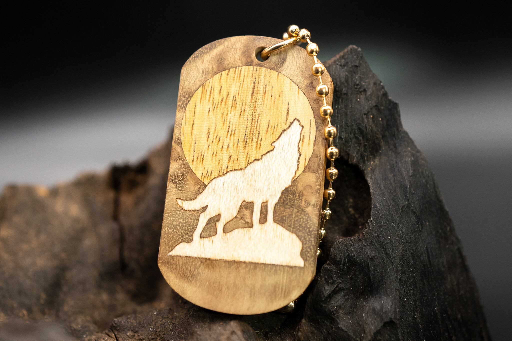 【 緻密な黄金の杢 】 マーブルウッド ドッグタグ 象嵌 月と狼