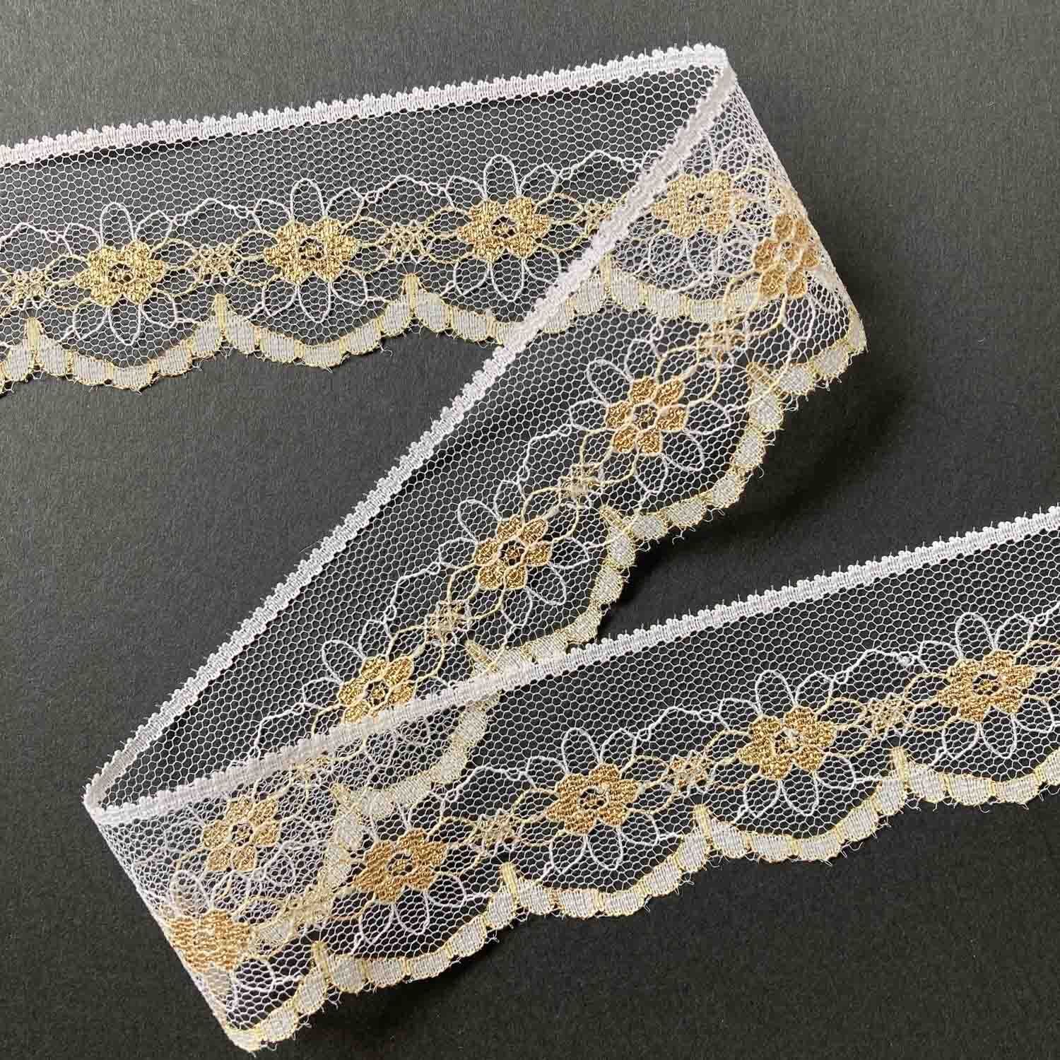 再入荷〉ゴールドお花模様入りの白いレース（50cm〜） | Dua