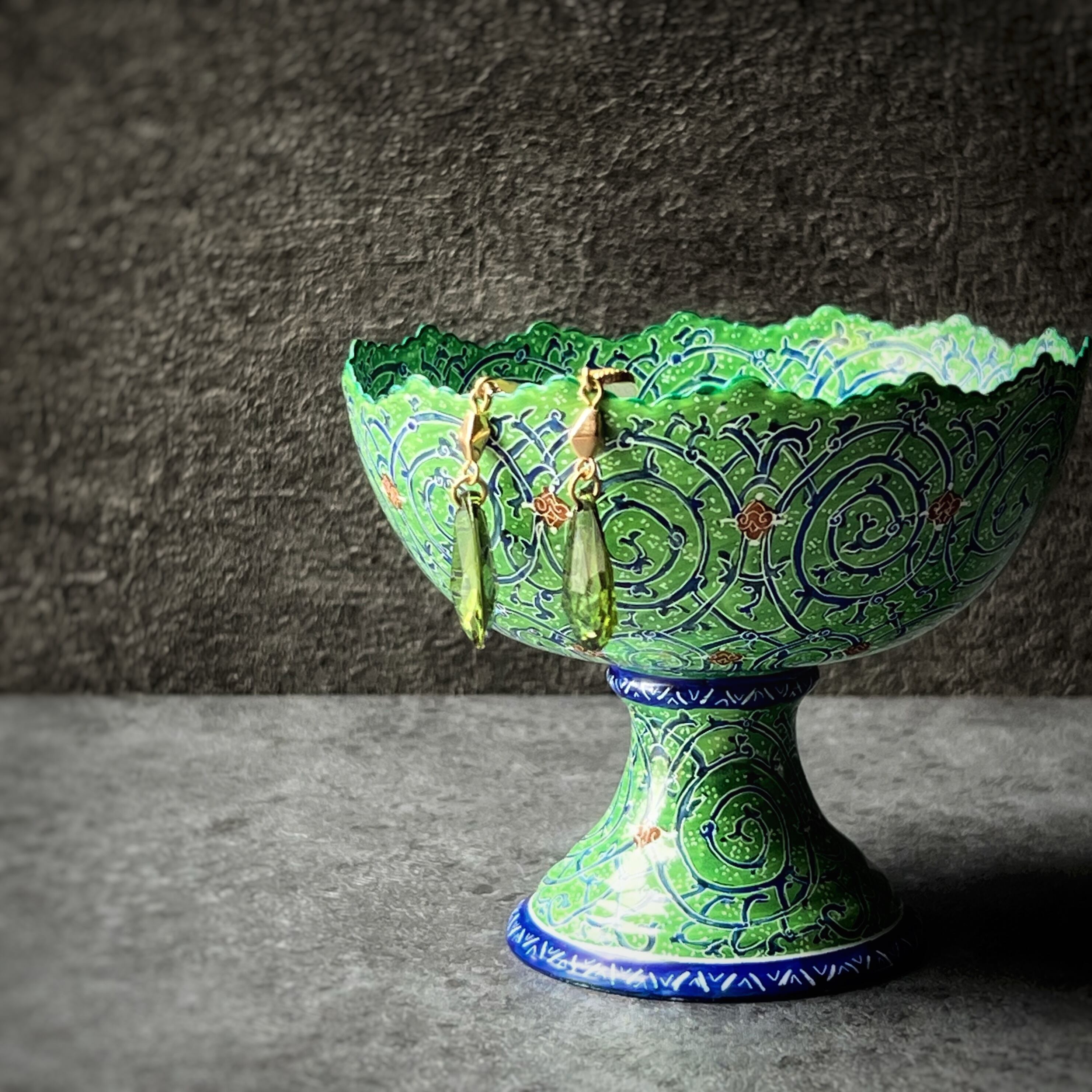 ペルシャの飾り皿（ミーナーカーリー）脚付き器 エメラルド L Φ12cm