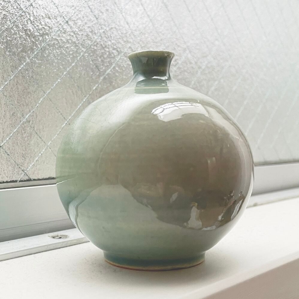 うすいみどりのつるっとした一輪挿し | おさかな陶器店 うすいみどりのつるっとした一輪挿し | おさかな陶器店