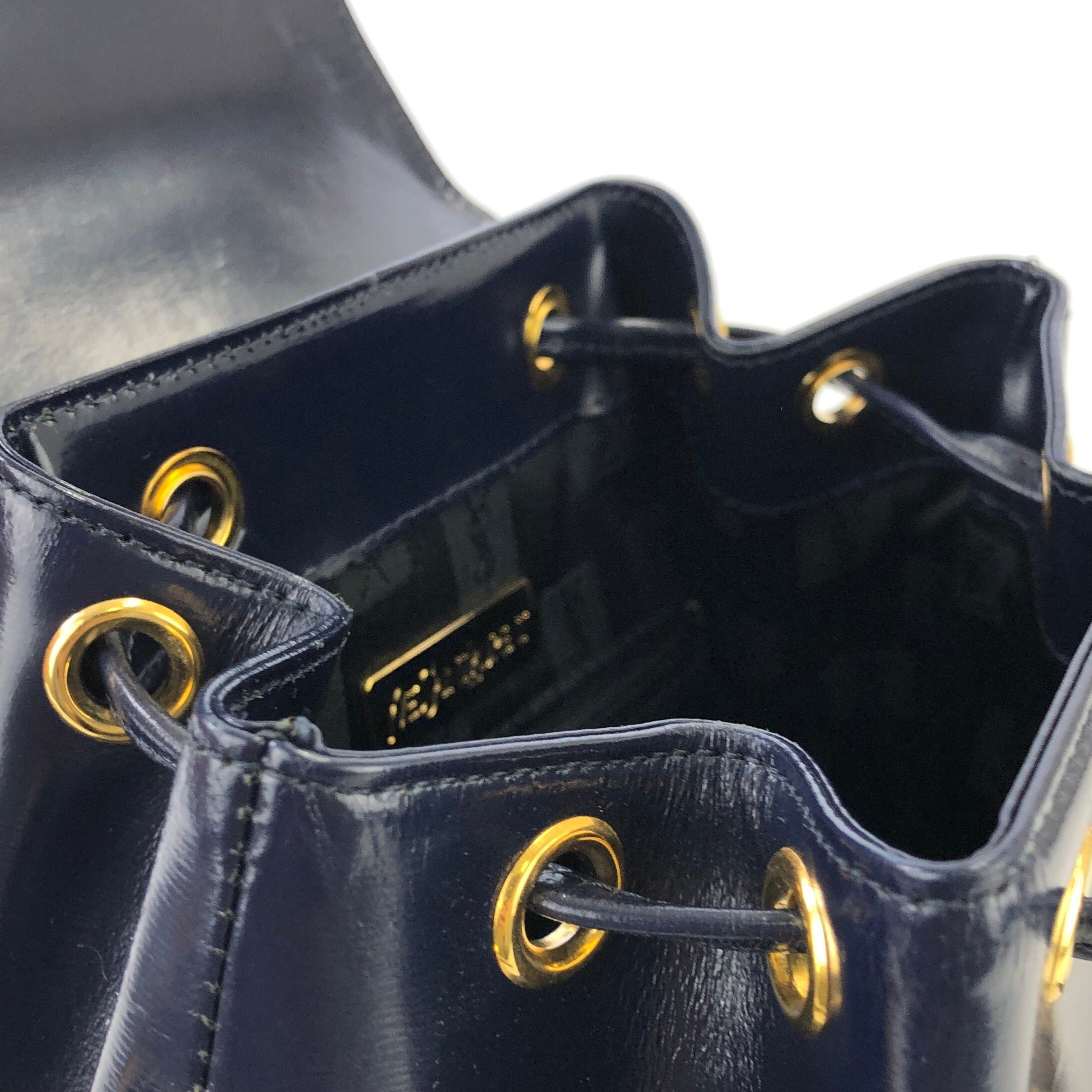 Yves Saint Laurent イヴ サンローラン YSLチャーム パテント バケツ