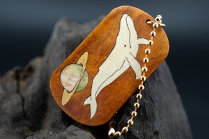 【染色と音楽の源】 フェルナンブーコ ドッグタグ 象嵌 勇魚と惑星