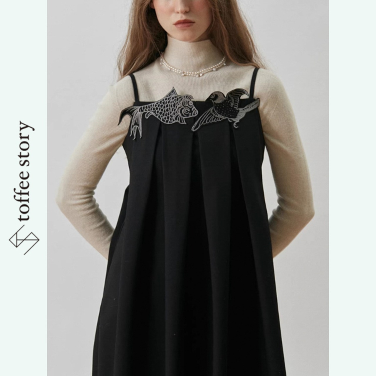 黒に物語が宿る刻印：プリーツキャミワンピース《XU0269》