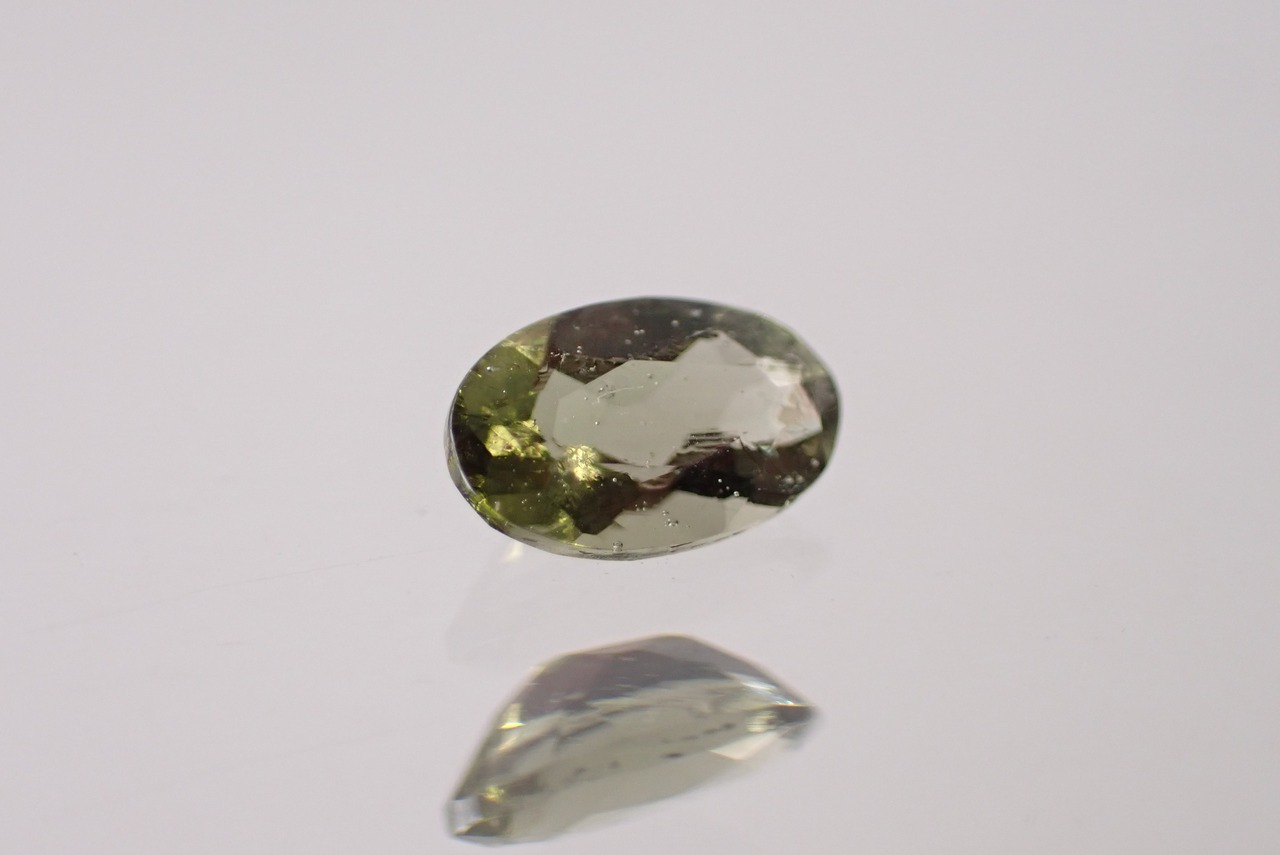 モルダバイト　0.18ct　[E10-29]