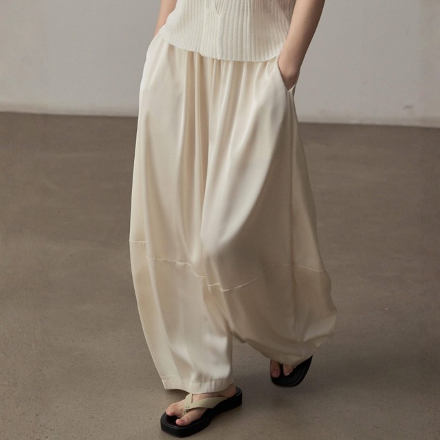Glossy rounded silhouette pants　V2920
