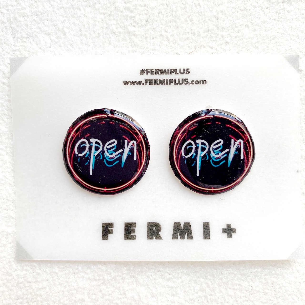 "OPEN"　ネオンシリーズのアート ピアス/イヤリング