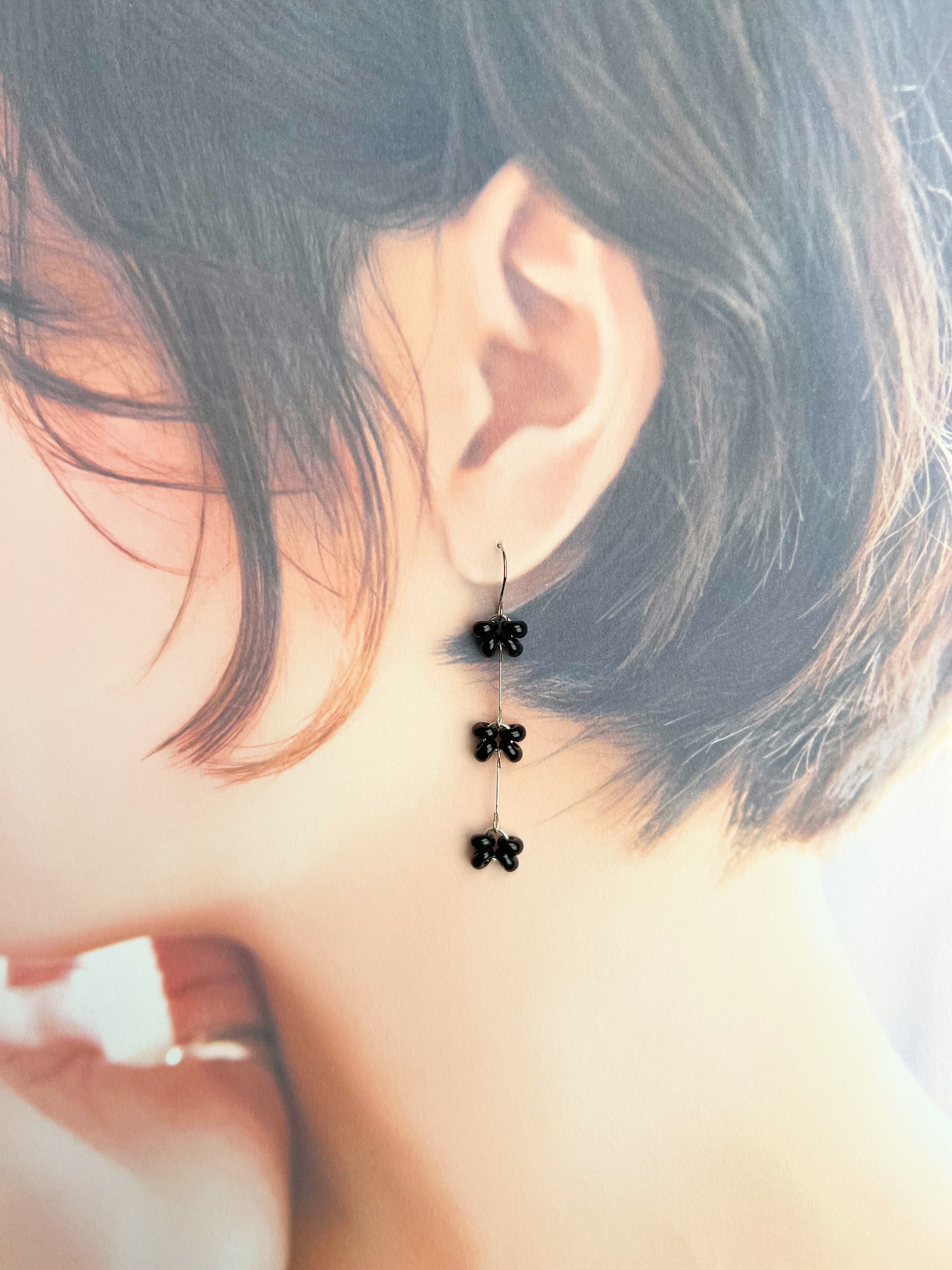 再販】黒チェコビーズのピアス | tamaya