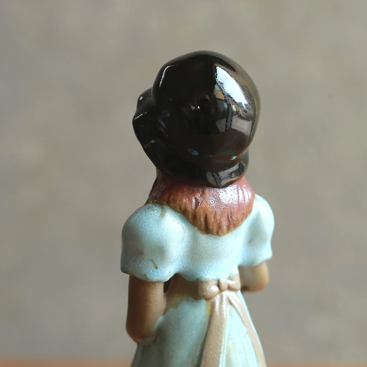 黄色いお花がかわいい、青いドレスのフラワーベース