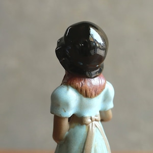 黄色いお花がかわいい、青いドレスのフラワーベース