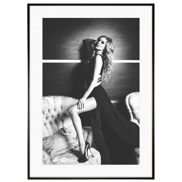 人物写真 ソファでポーズをとる女性 インテリアモノクロアートポスター額装 AS3088