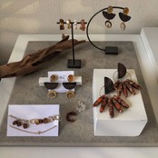 ウッド×イエロー ムーンチャームピアス / イヤリング / サージカルステンレス