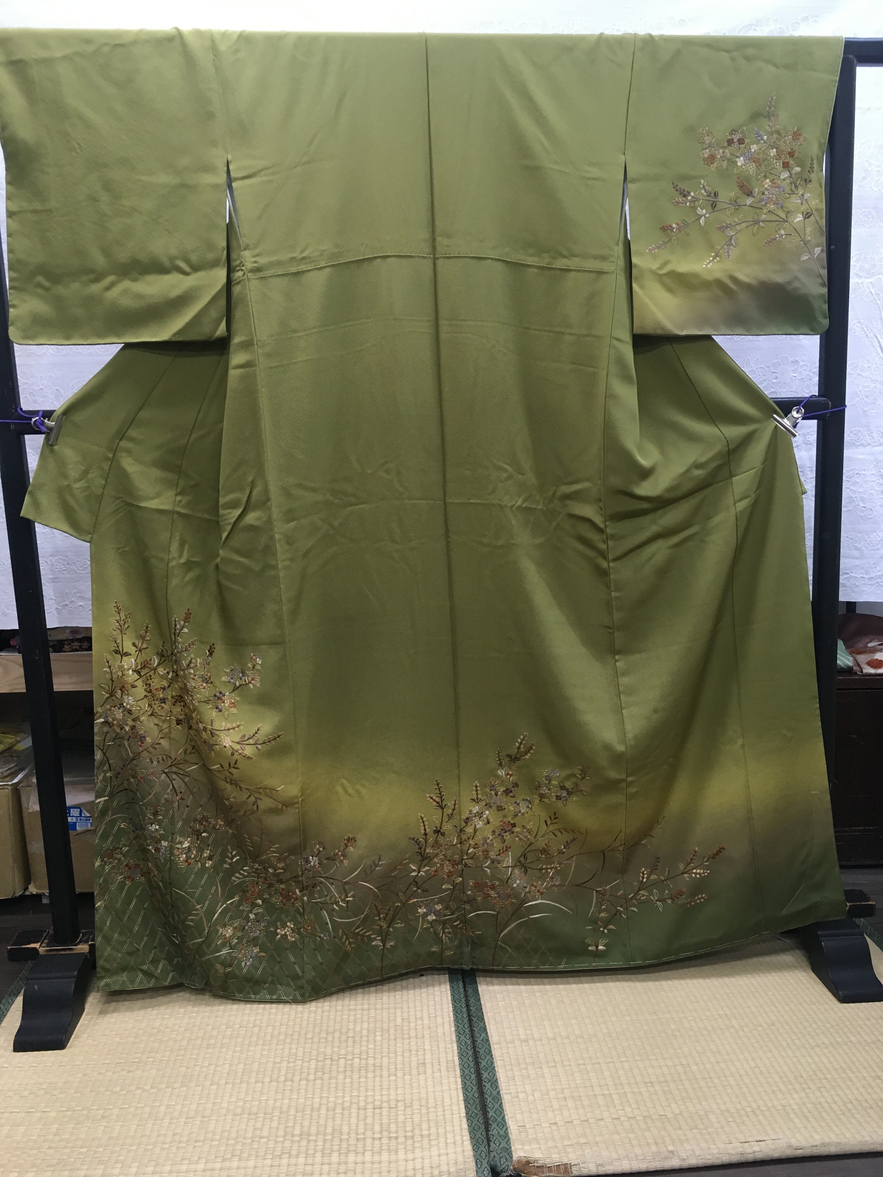 訪問着袴（金茶と草色ぼかし、刺繍草花）