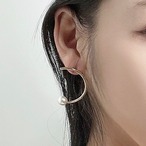 アシンメトリーパール付きロングピアス 韓国デザイン 両耳 GOLD 先端にパール シンプルピアス 片側ループ 片側チェーン パーティーピアス bittersweet